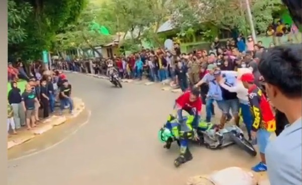 Detik-detik Pembalap Baku Hantam dengan Penonton di Kejuaraan Road Race Enrekang