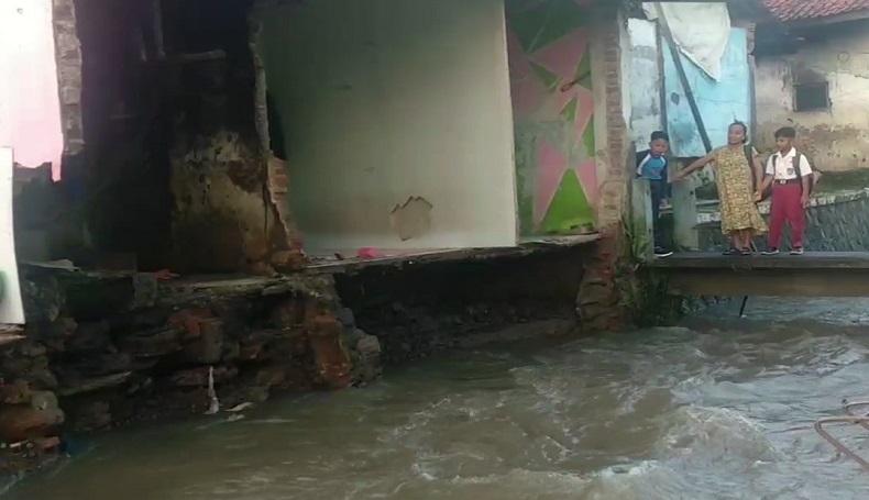 Sungai Meluap, 2 Rumah di Kota Tasikmalaya Roboh dan Perabotan Hanyut