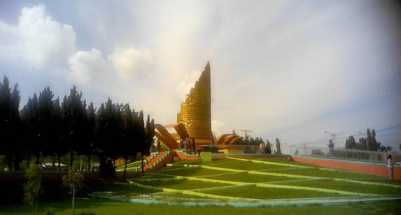 Pesona Tugu Kopiah Emas di Lampung, Dikunjungi Malam Hari Makin Indah!