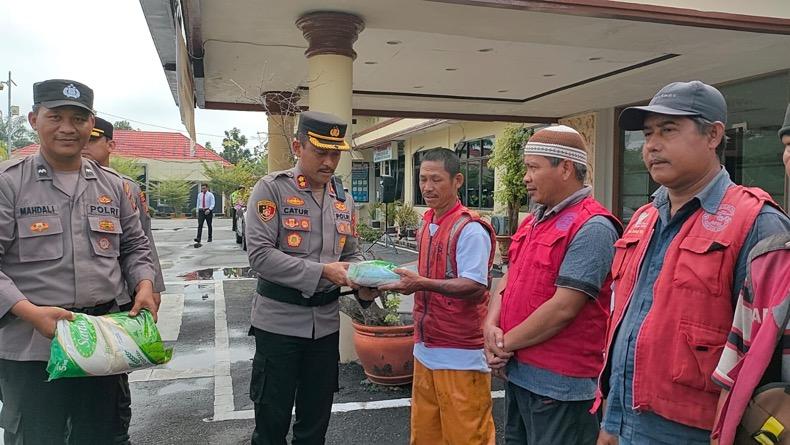 Pascakenaikan Harga BBM, Polisi Bagikan Sembako ke Tukang Ojek di Bangka Barat