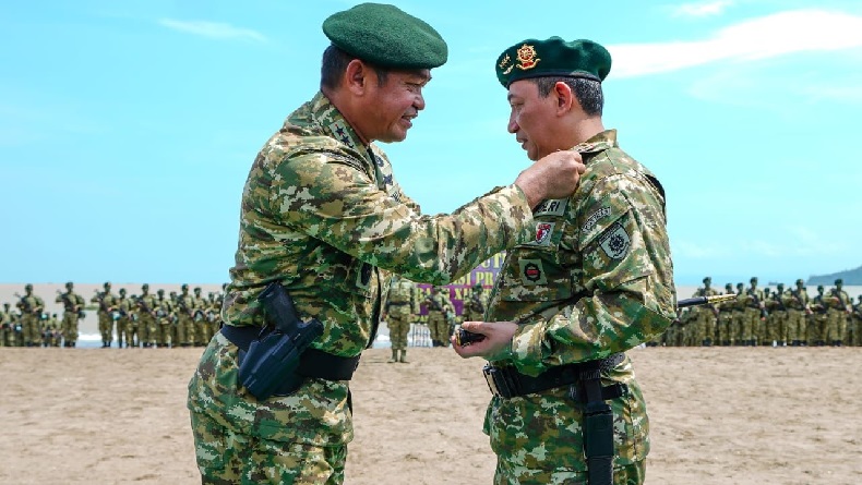 Sematkan Brevet Cakra, Pangkostrad Kukuhkan Kapolri sebagai Warga Kehormatan Kostrad di Sukabumi