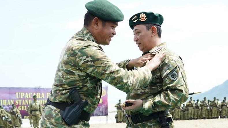 Kapolri Dapat Brevet Kehormatan Prajurit Kostrad, Disematkan Langsung Pangkostrad
