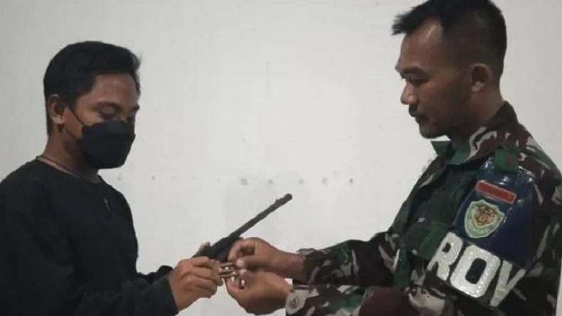 Sadar Hukum, Warga Maluku Utara Serahkan Senjata Api ke Satgas Yonarhanud