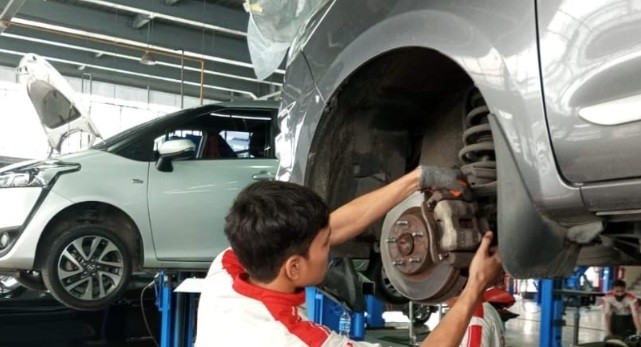 Intensitas Hujan Tinggi, Ini 6 Komponen Mobil Wajib Diperiksa agar Aman di Jalan
