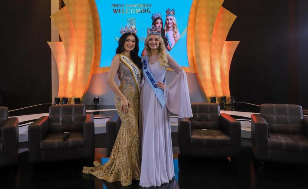 Carla Yules Bahagia Bertemu Miss World 2021 Karolina Bielawska di Malam Puncak Miss Indonesia 2022
