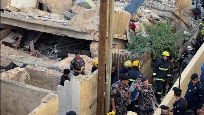 Bangunan dari Abad 20 Tiba-Tiba Runtuh, 5 Orang Tewas Tertimbun