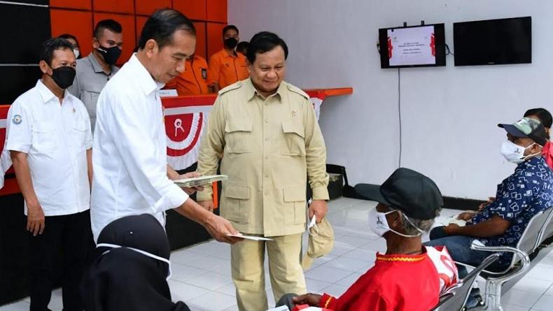 Didampingi Menhan Prabowo, Presiden Jokowi Bagikan BLT BBM ke Warga Maluku Tenggara