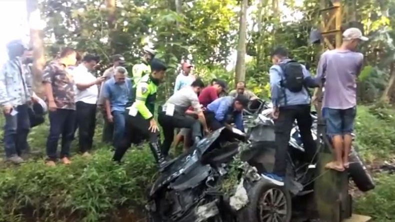 Bocah 6 Tahun Selamat saat Pajero Sport Tertabrak Kereta, Ini Identitas 2 Korban Tewas