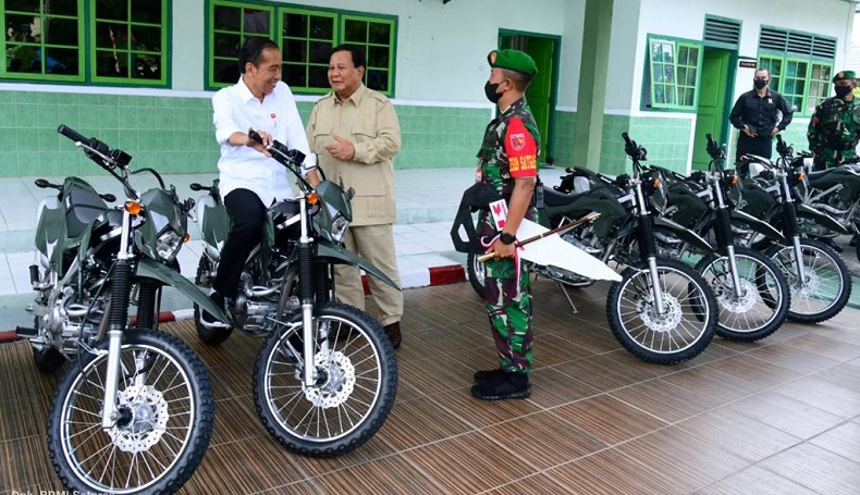 Momen Jokowi Saksikan Prabowo Serahkan Kendaraan ke Kodim 1503/Tual