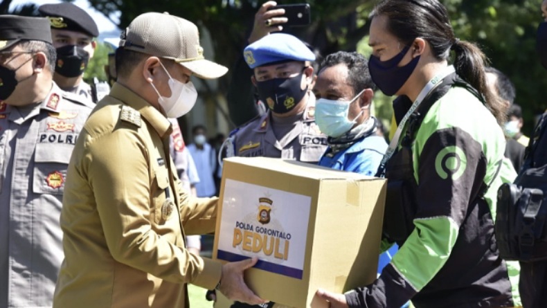 Polda Gorontalo Bagikan Sembako kepada Warga Terdampak Kenaikan Harga BBM