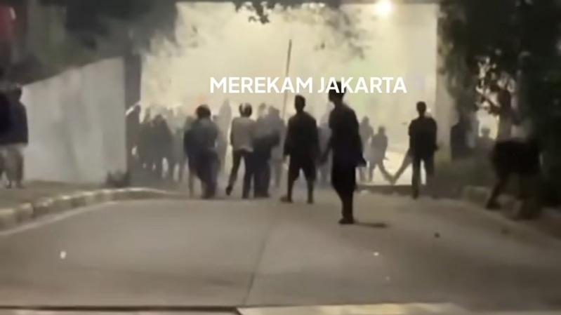Tawuran Kembali Pecah di Underpass Manggarai, Warga Saling Lempar Batu hingga Petasan