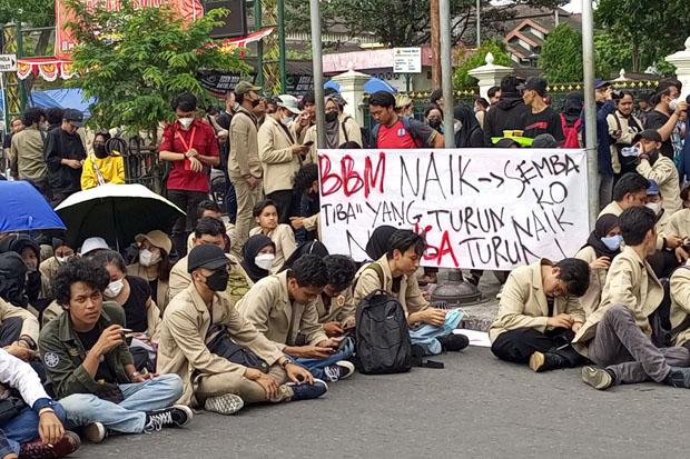 Ratusan Mahasiswa di Jogja Gelar Aksi Tolak Kenaikan Harga BBM 