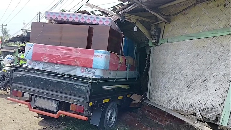 Pikap Oleng Tabrak 2 Motor dan 1 Rumah di Pantura Subang, Pemotor Luka-luka
