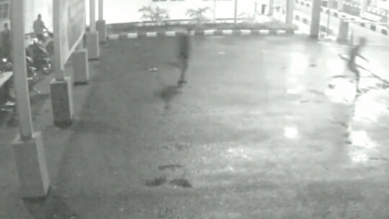 Pegawai Honorer di Bitung Diancam Pakai Panah Wayer, Aksi Pelaku Terekam CCTV