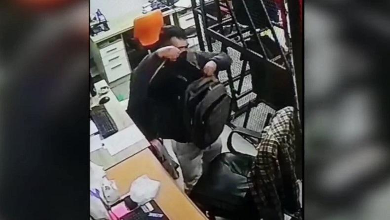 Terekam CCTV Pria Gasak 3 Laptop Toko Olahraga di Bandung, Aksi Pelaku sangat Santai