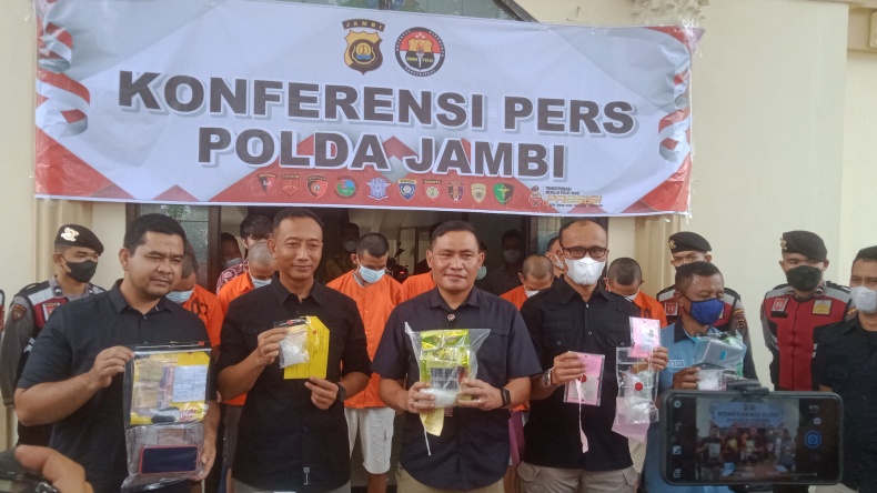 Polisi Gerebek Pengedar Sabu dan Ekstasi di Jambi, Barang Bukti Dipendam di Kebun Ubi