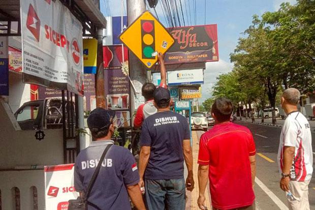  Dishub Jogja Lakukan Jamasan Rambu Lalu Lintas