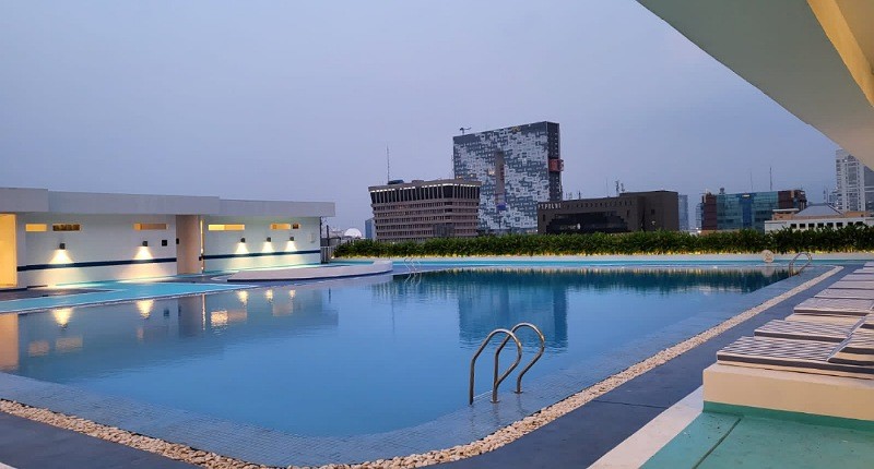 Ide Liburan sambil Berenang di Atas Ketinggian Menikmati View Kota Jakarta