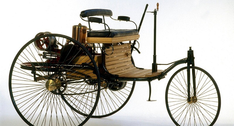 Mengenal Mobil Pertama yang Gunakan Ban dari Karet, seperti Apa Bentuknya?