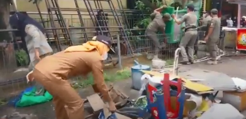 Hancurkan Kursi PKL yang Jualan di Bahu Jalan, Camat Samarinda: Kami Ini Sudah Sabar, tapi...