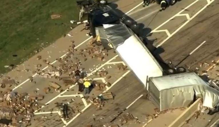 Viral! Truk Kontainer Terguling, Jalanan Dipenuhi Ribuan Dildo dan Pelumas