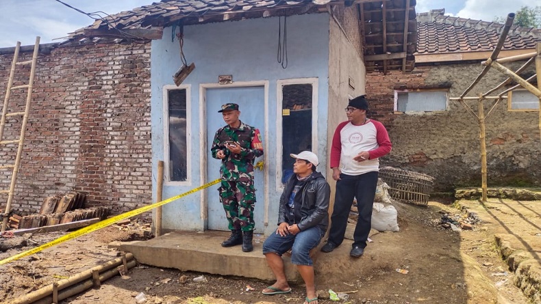 Rumah Warga Dirobohkan Rentenir, Camat Banyuresmi Garut: Tindak Tegas! 