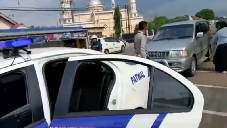 Viral Polisi Bantu Warga Majalengka Antarkan Pasien ke Rumah Sakit
