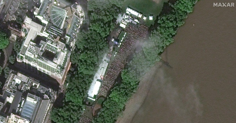 Potret Antrean Pelayat Ratu Elizabeth II dari Luar Angkasa