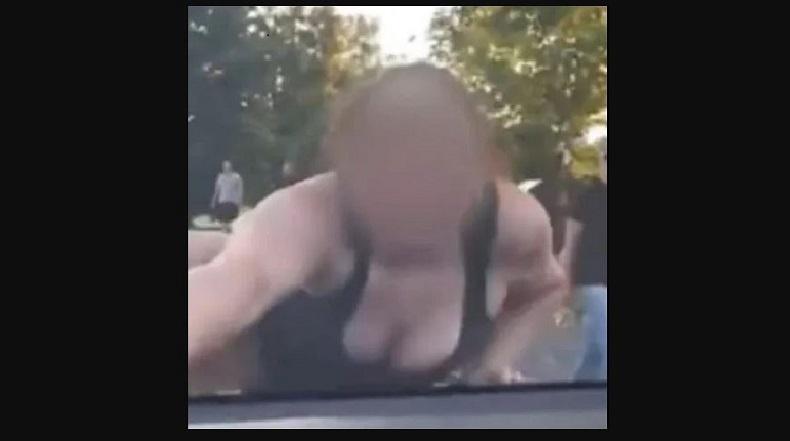 Waduh, Gadis Cantik Diserang Sejumlah Orang karena Tak Pakai Bra