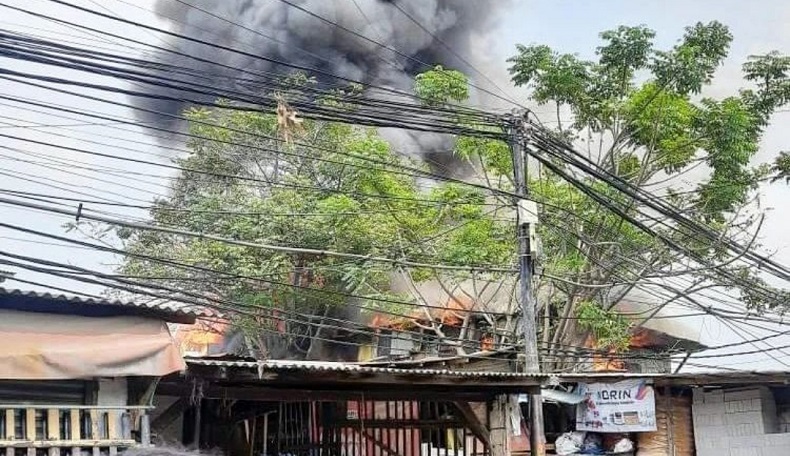 13 Bangunan Terkena Imbas Kebakaran Rumah di Cengkareng 