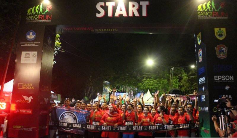  Ratusan Pelari Meriahkan SangiRUN Night Trail di Kawasan Situs Sangiran Sragen