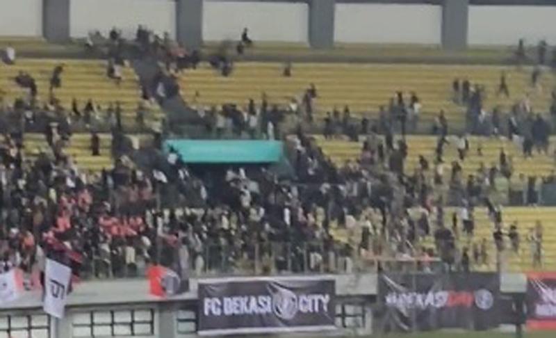 Kerusuhan Suporter Terjadi saat Bekasi City Vs PSIM, Damkar Semprotkan Air ke Tribune