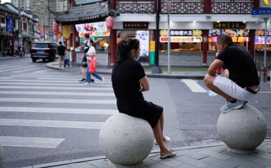 Ekonomi Goyah, Anak Muda China Berhemat, Beli Kosmetik Murah hingga Tak Minum Starbucks