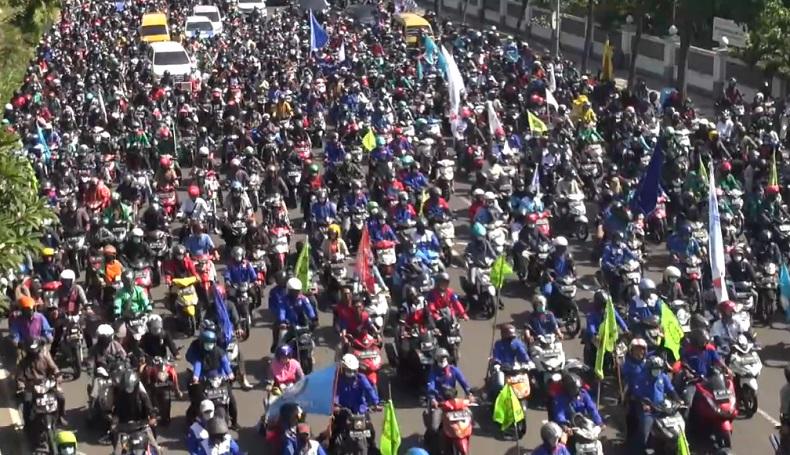 Demo Ribuan Buruh Bikin Jalan Utama Kota Surabaya Macet