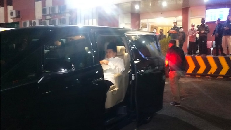 Jusuf Kalla dan Pratikno Jemput Kedatangan Jenazah Azyumardi Azra di Bandara Soetta