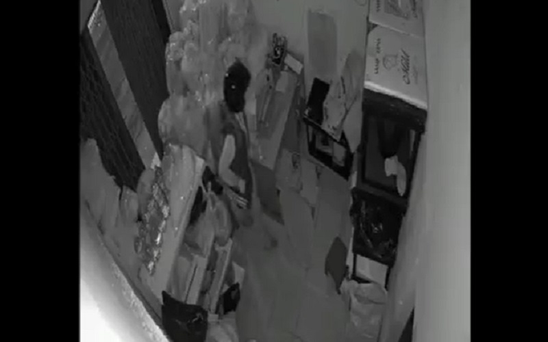 Maling Apes, Capek Bongkar Rolling Door Toko Kerupuk, Tidak Ada Uang Sepeser pun di Dalamnya