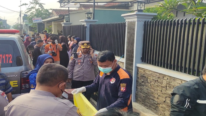 Warga Klari Karawang Geger Temukan Mayat Bayi Mengambang di Got