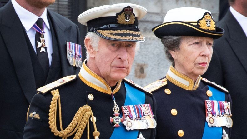 Wajah Sedih Raja Charles III saat Antar Peti Ratu Elizabeth II ke Westminster Abbey