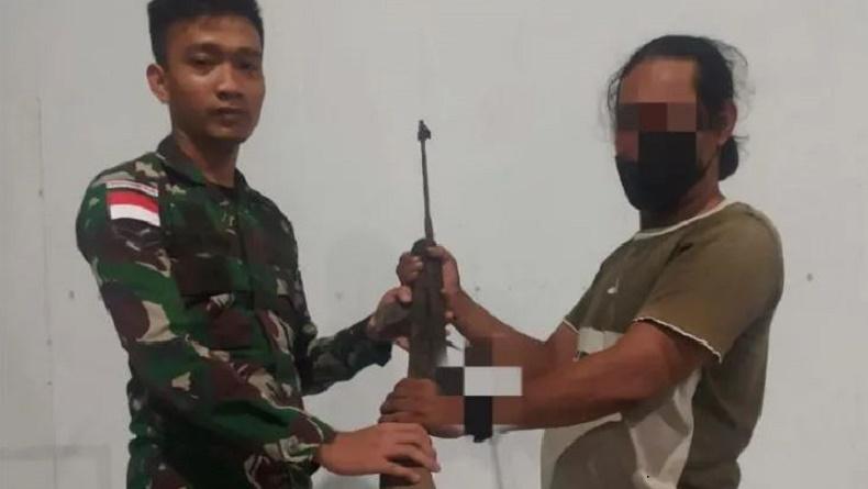Satgas Yonarhanud Terima 8 Senpi Rakitan, Amunisi hingga Ranjau dari Warga Halmahera