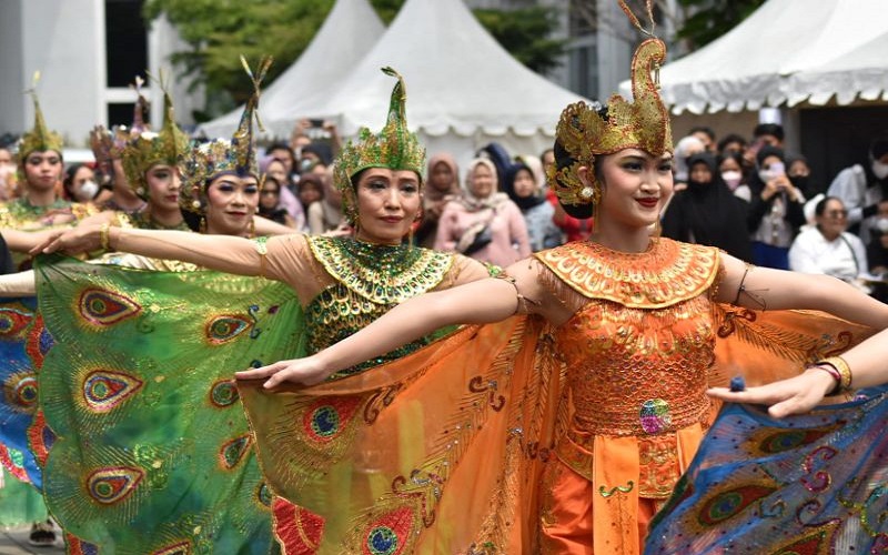 Wow, Ribuan Perempuan Cantik Bawakan Tari Merak Kolosal di Pelataran Gedung Sate