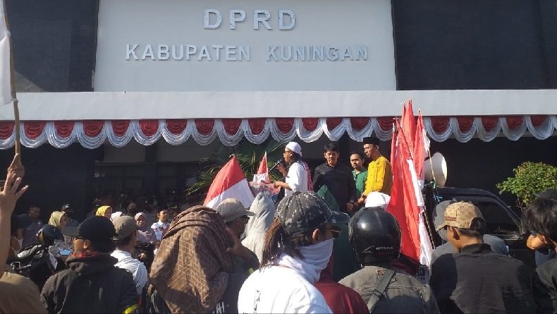 Pengunjuk Rasa Gabungan Tolak Kenaikan Harga BBM Kembali Geruduk DPRD Kuningan