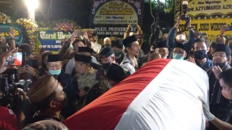 Lantunan Tahlil Sambut Kedatangan Jenazah Prof Azyumardi Azra di Rumah Duka