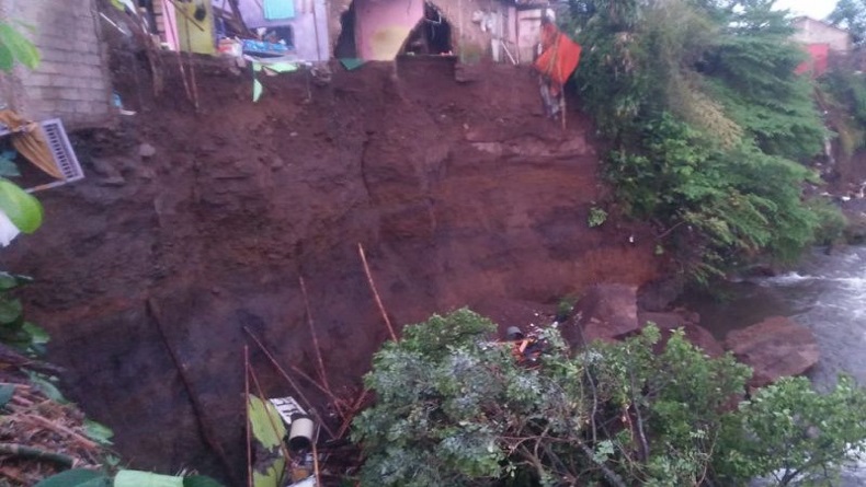 Nenek Tua Tertimbun Tanah Longsor di Banyumas, Puluhan Warga Mengungsi