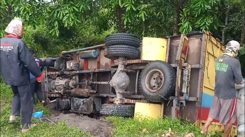 2 Truk di Tulang Bawang Terperosok ke Jurang, Muatan Kotoran Ayam Tumpah ke Jalan
