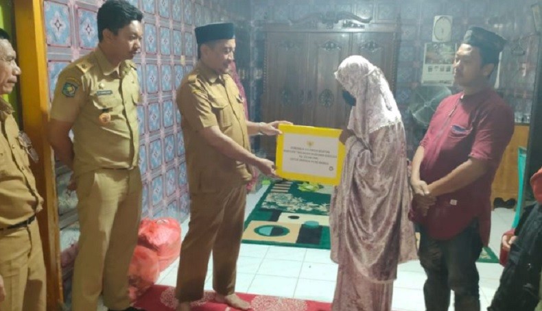 Haru, 2 Anak di Pinrang yang Ibunya Tewas Gantung Diri Terima Beasiswa Gubernur Sulsel