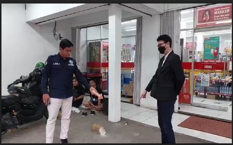 Terekam CCTV, 2 Pria Tanpa Gugup Curi Motor Depan Minimarket