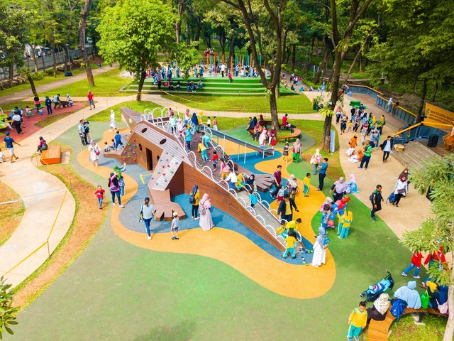 Jelajah 8 Spot Menarik di Tebet Eco Park, Ada Tempat Main Air Seru
