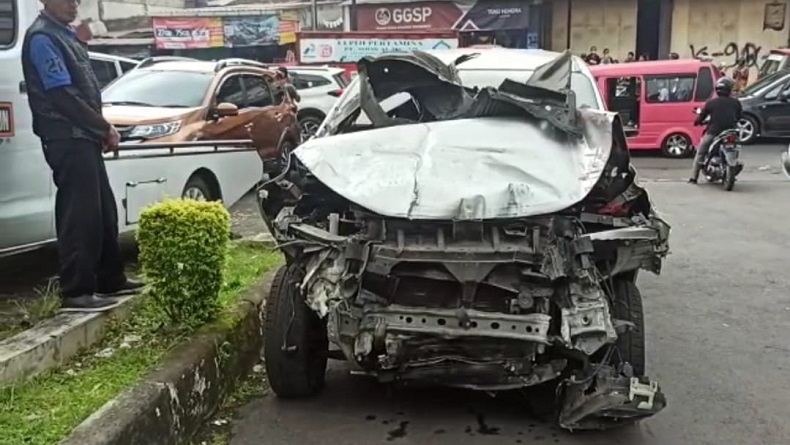 Pedagang Cakwe Jadi Korban Xpander Tabrak Angkot di Sukabumi, Keluarga Histeris