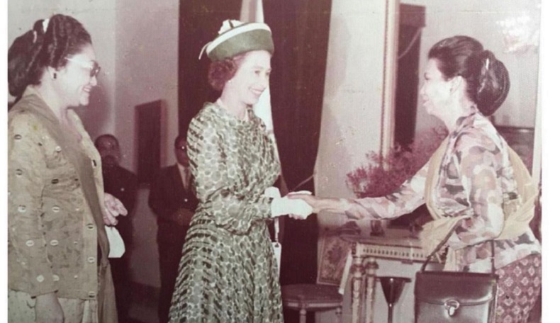 Unggah Foto Ibunda Jabat Tangan dengan Ratu Elizabeth II, Prabowo Dibanjiri Doa Warganet