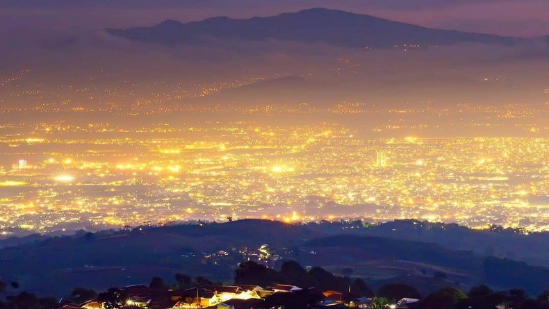 11 Tempat Wisata Bandung Timur, dari Atas Bukti Moko Bisa Lihat Permadani Cahaya